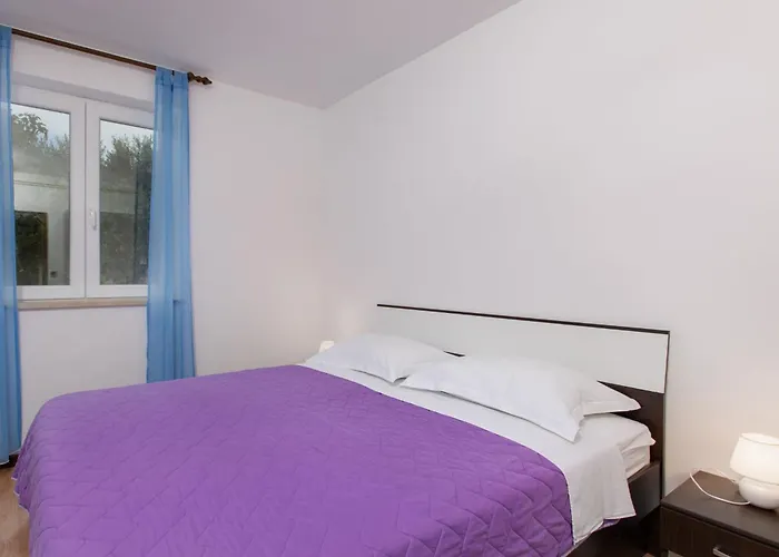 Schoene Mira 1 Mit Terrasse By Interhome